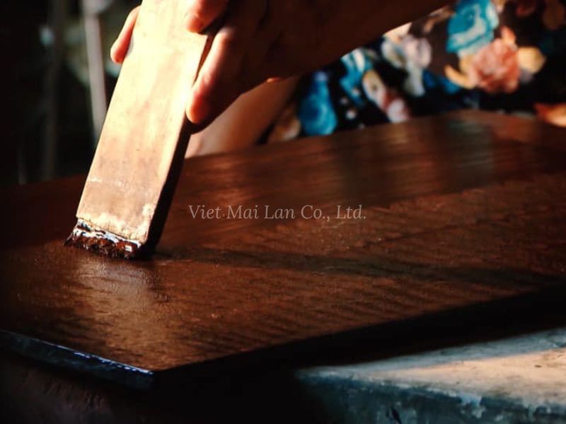 Applying Lacquer Layers On The Tray Surface