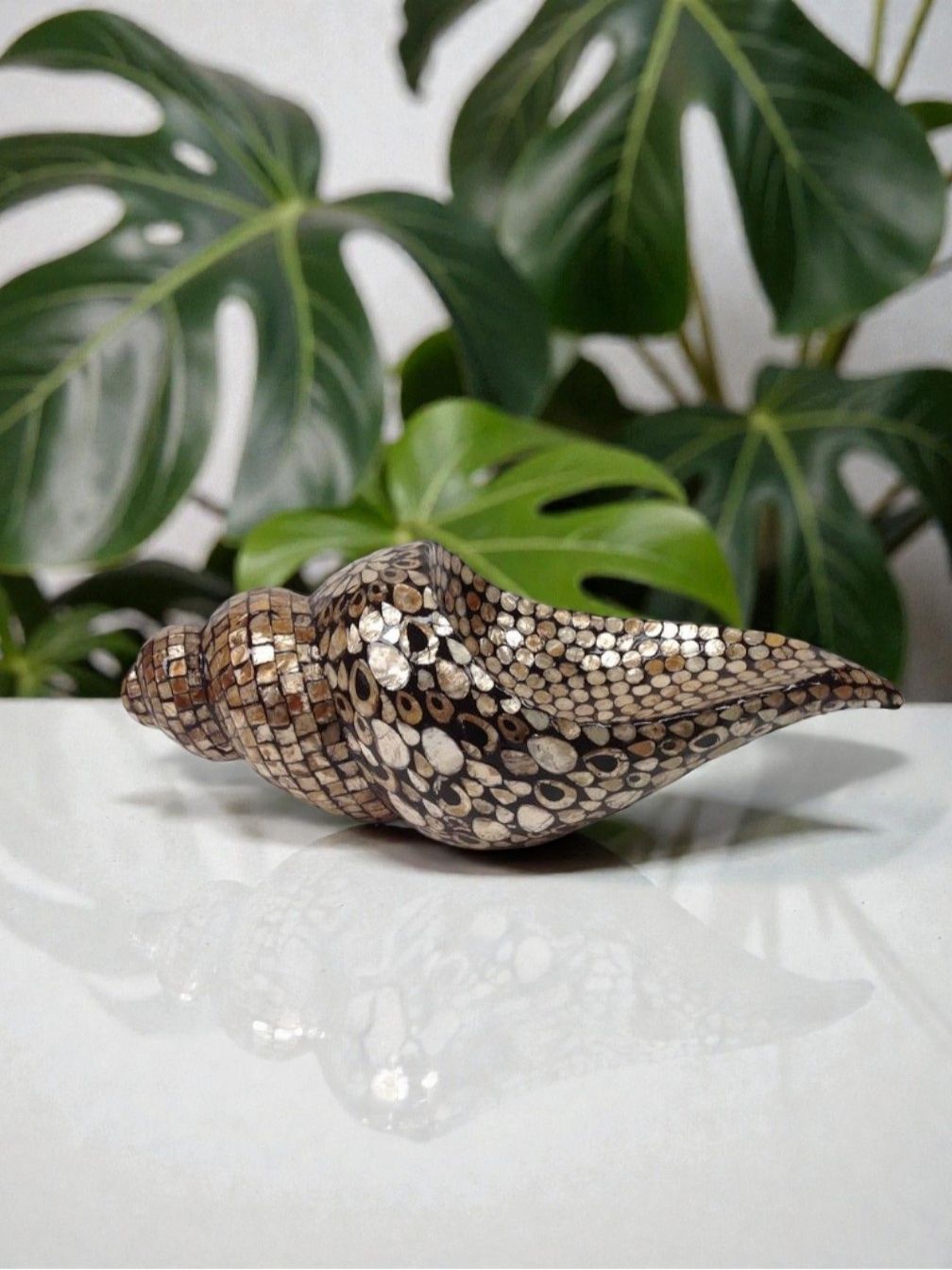 Glossy Mother Of Pearl Snail Sculpture (1)